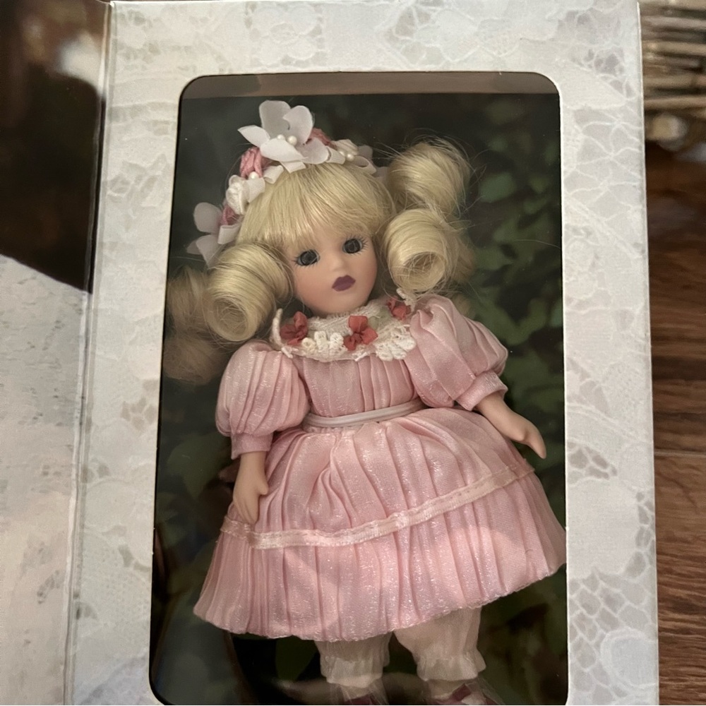 Marie Osmond Fine Porcelain greeting card doll. Limited edition Mother’s Day